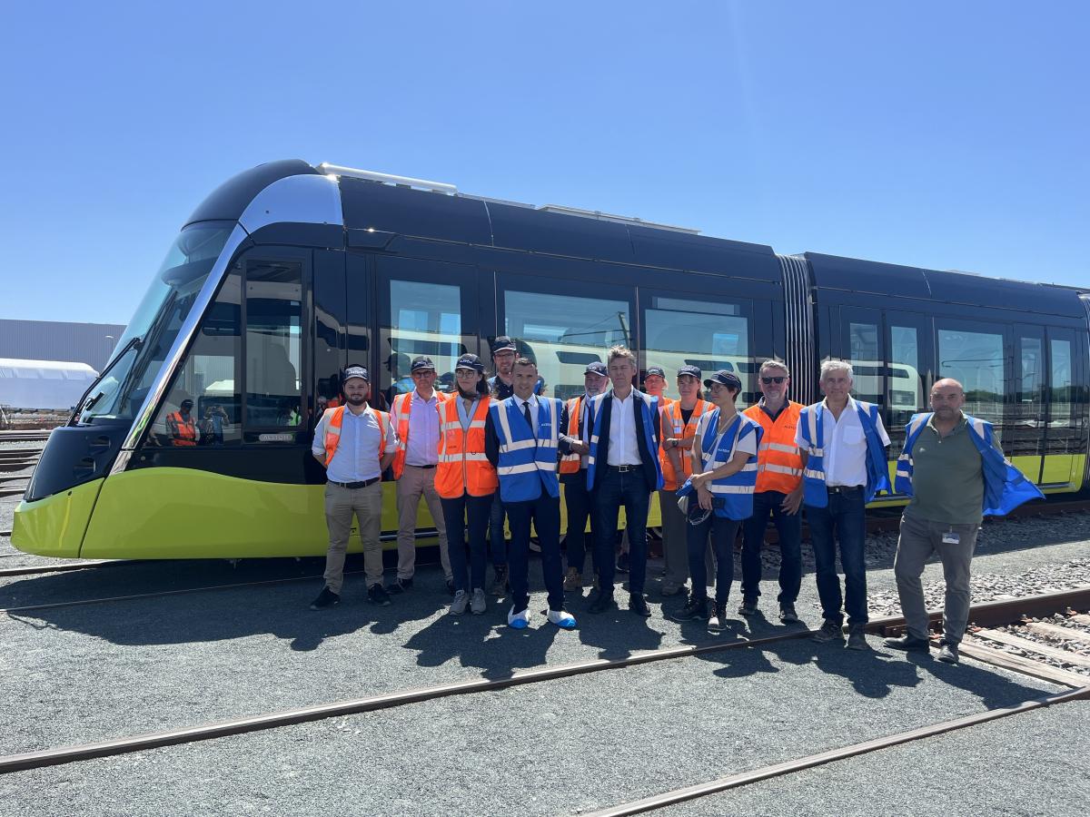 équipe Alstom, Mon réseau grandit Bibus devant la nouvelle rame