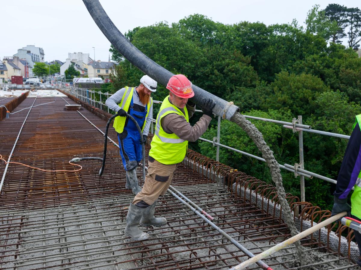 Bétonnage du tablier du pont parallèle au pont Schuman